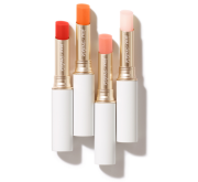 Na-zdjeciu-widoczne-sa-cztery-pomadki-z-kolekcji-Just-Kissed-Lip-and-Cheek-Stain-marki-Jane-Iredale.-Produkty-umieszczone-sa-w-eleganckich,-bialych-opakowaniach-ze-zlotym-wykonczeniem.--Kazda-pomadka-ma-inny-odcie.webp
